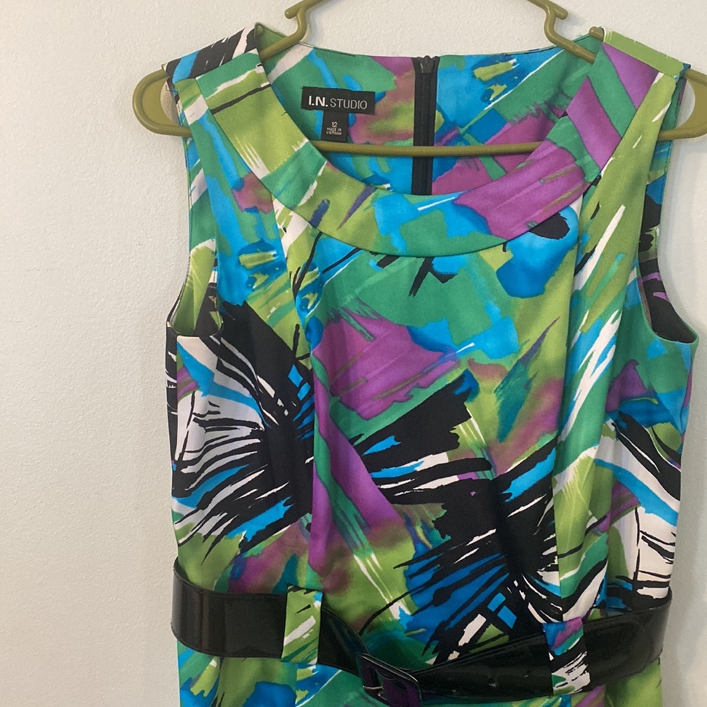Sleeveless dress with patent leather belt and hidden back zipper. - Picture 2 of 4